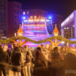 Pierwsze jarmarki świąteczne otwarte w Berlinie 2025 – widok na świąteczne budki i zjeżdżalnię.