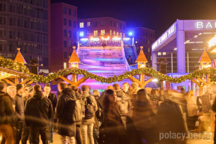 Pierwsze jarmarki świąteczne otwarte w Berlinie 2025 – widok na świąteczne budki i zjeżdżalnię.